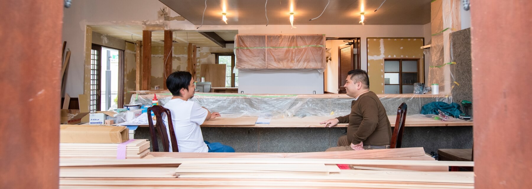 改装中の『喫茶八蔵』新店舗で、会長である泉さんと副会長理事兼務の梁川さんに、存分に語ってもらった。